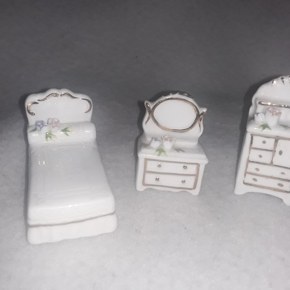 Maruri Masterpiece Bone China Dollhouse Furniture Bed Dresser Vanity Vintage... - Picture 2 of 7